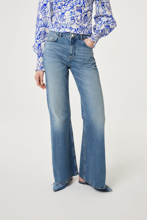 Vic Bootcut Jeans | Mid Blue